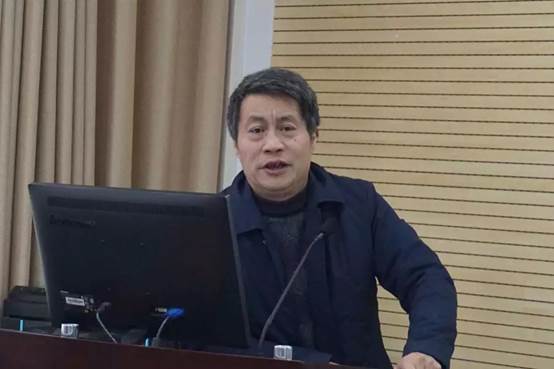 其后,由2017级法律硕士张朝俊代表法学院校友会秘书处做工作报告.